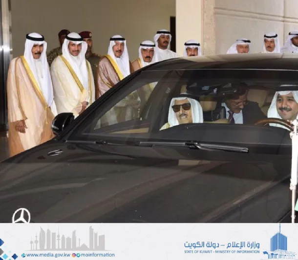 نحر عدد كبير من الإبل احتفالًا بعودة أمير الكويت بعد رحلة علاج ناجحة (فيديو)