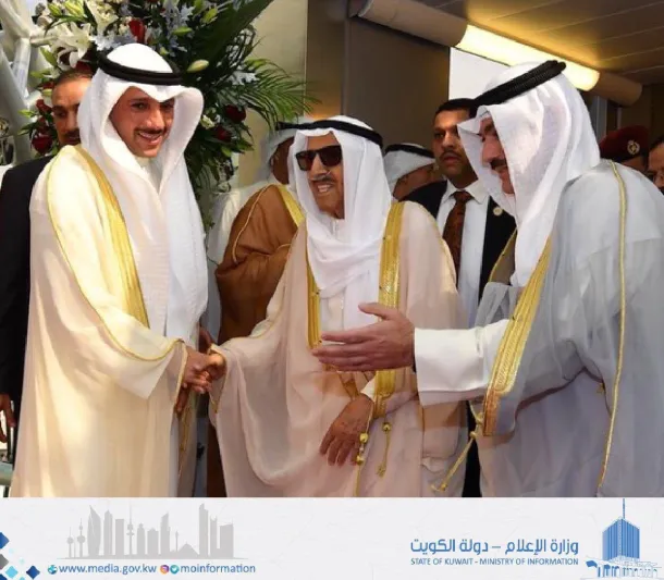 نحر عدد كبير من الإبل احتفالًا بعودة أمير الكويت بعد رحلة علاج ناجحة (فيديو)