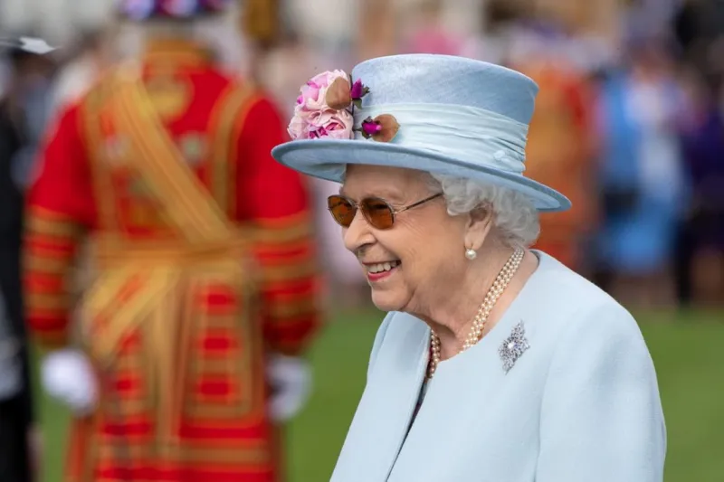 قصر باكنجهام يبحث عن خادم شخصي للملكة إليزابيث.. والراتب صادم