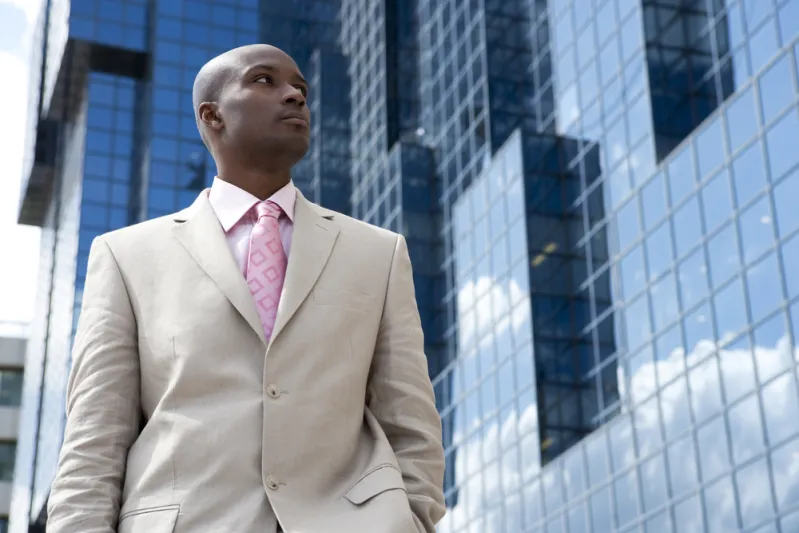 لطلة أنيقة ومميزة.. البدلة الكتان اختيارك الأمثل