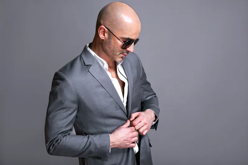 ما هي الصورة الذهنية المرتبطة بالرجال الصلع؟ هكذا تبدو بطلة جذابة