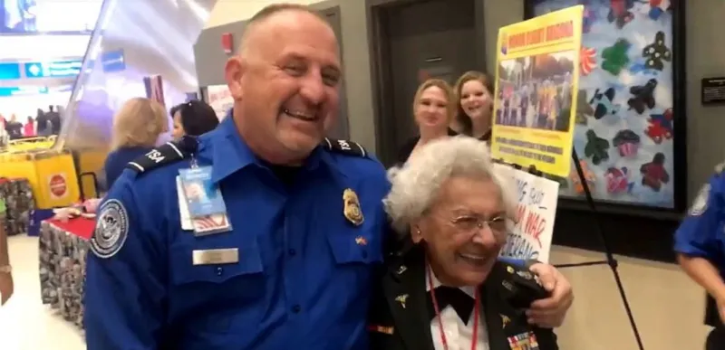 ثمانينية تجتاز تحديًا رياضيًا بمرونة مذهلة لا يمتلكها الشباب (فيديو)