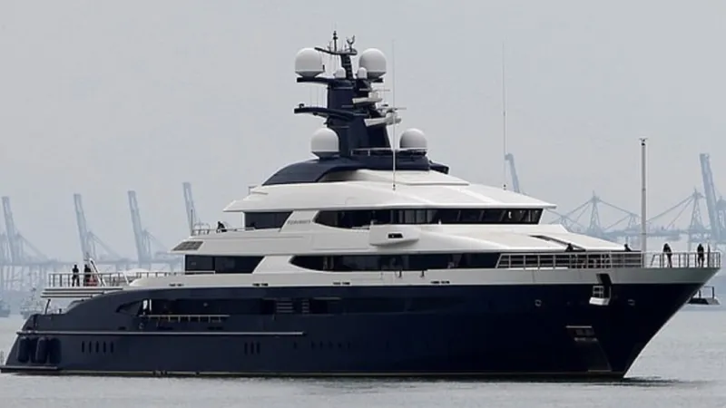 بهذه القيمة.. عرض يخت فاخر للبيع بمزايا ترفيهية ومهبط مروحية (صور)