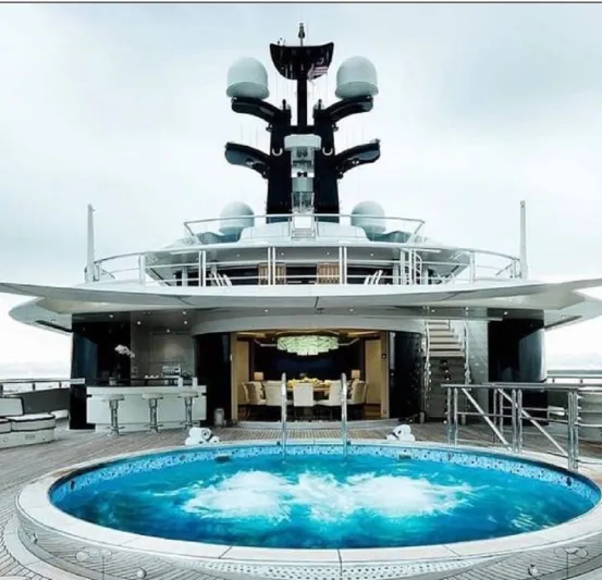 بهذه القيمة.. عرض يخت فاخر للبيع بمزايا ترفيهية ومهبط مروحية (صور)
