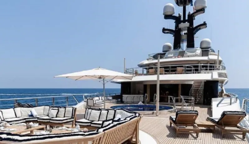 بهذه القيمة.. عرض يخت فاخر للبيع بمزايا ترفيهية ومهبط مروحية (صور)