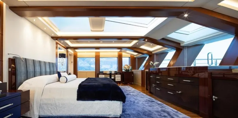 بهذه القيمة.. عرض يخت فاخر للبيع بمزايا ترفيهية ومهبط مروحية (صور)