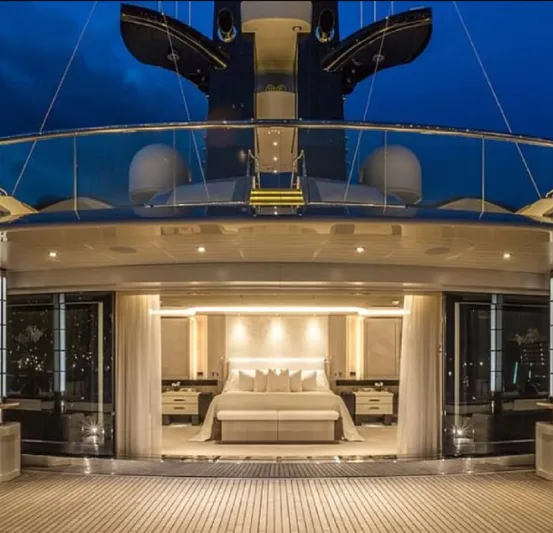بهذه القيمة.. عرض يخت فاخر للبيع بمزايا ترفيهية ومهبط مروحية (صور)