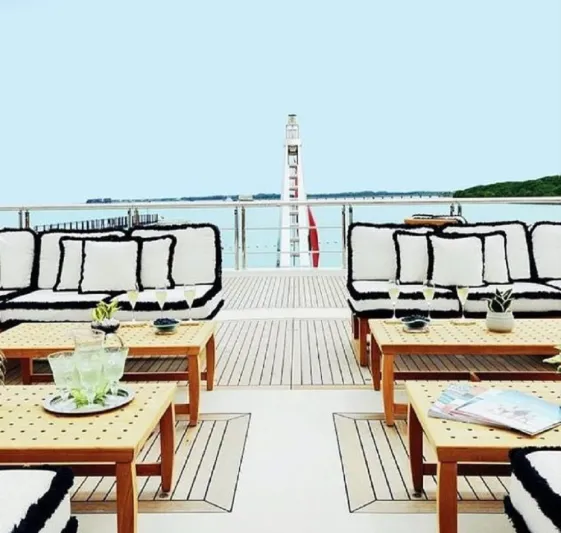 بهذه القيمة.. عرض يخت فاخر للبيع بمزايا ترفيهية ومهبط مروحية (صور)