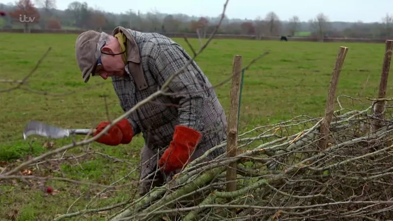 لهذه المهام.. الأمير تشارلز يتخلى عن ثوبه الملكي (صور)