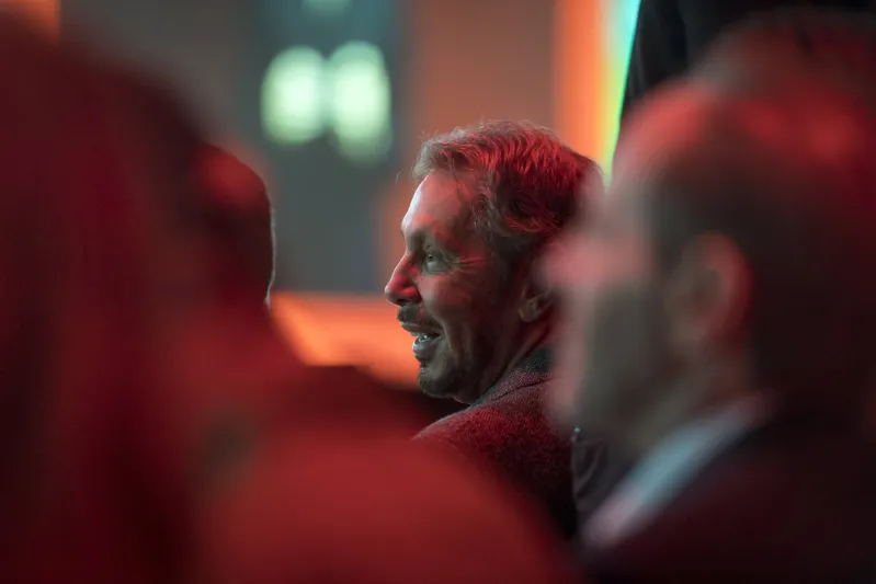 كيف حالفه الحظ وجمع هذه المليارات؟ قصة نجاح مؤسس شركة أوراكل