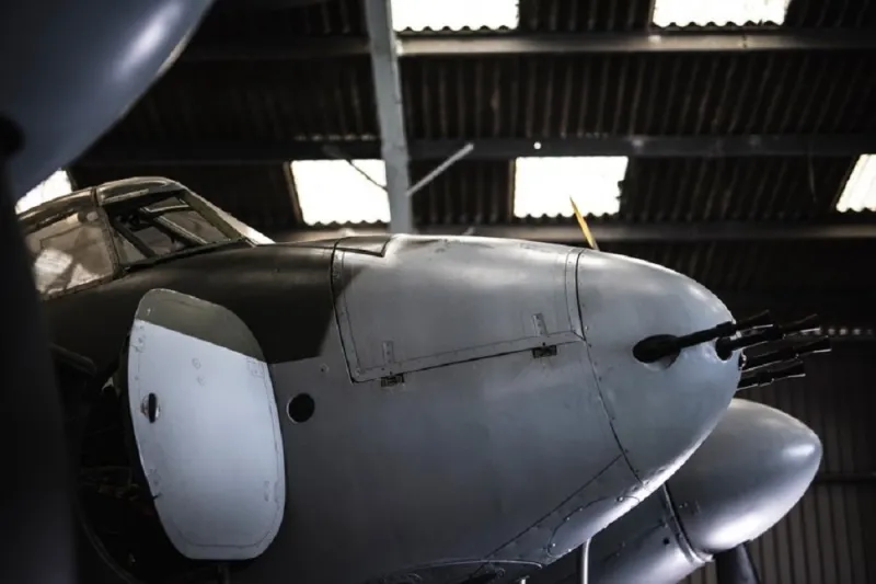 جمعت بين الأناقة والأصالة.. ساعة أفياتر 8 موسكيتو تحيي ذكرى طائرة دي هافيلاند العريقة