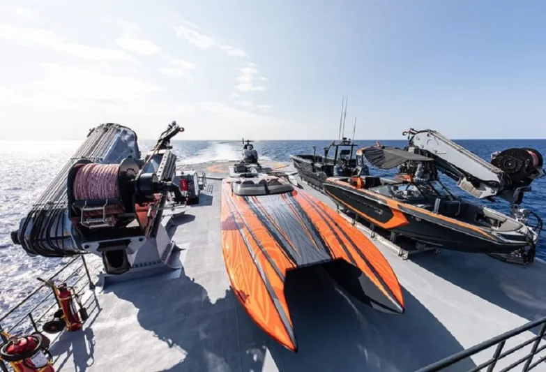 للأثرياء فقط.. يخت فاخر بمروحية وغواصة لتجربة استثنائية في عالم البحار