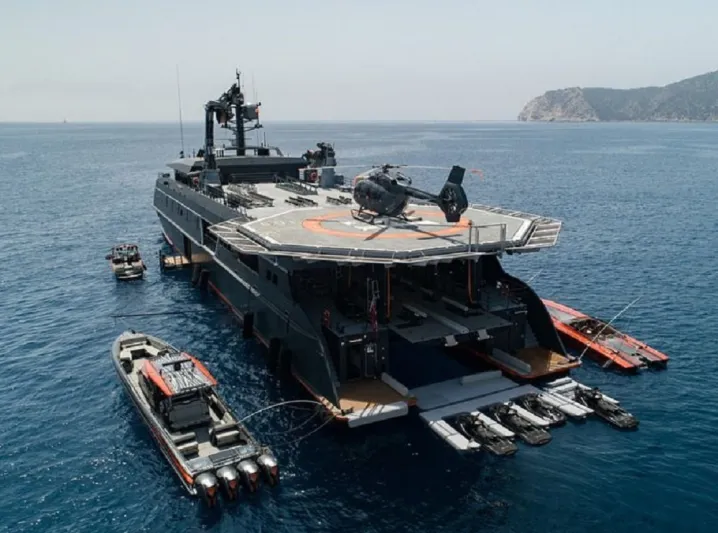 للأثرياء فقط.. يخت فاخر بمروحية وغواصة لتجربة استثنائية في عالم البحار