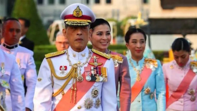 ملك تايلاند يقيل 4 من مسئولي القصر بسبب «الخيانة الزوجية»