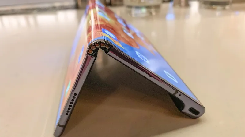سعر ومواصفات Huawei Mate X.. وأهم مميزات وعيوب الهاتف القابل للطي 