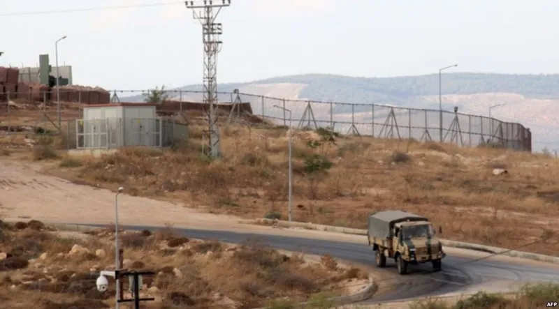 اشتباك بين مراسلة سورية وجندي تركي : هذه أرضنا « فيديو»