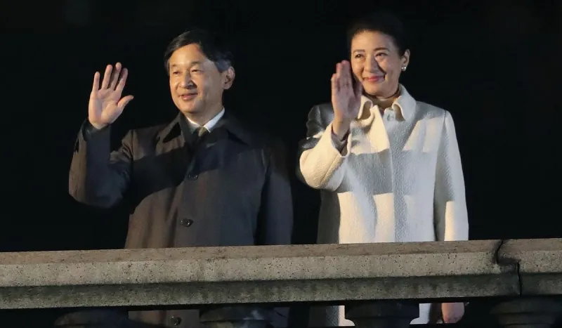 لحظات تاريخية.. إمبراطور اليابان وزوجته يجوبان طوكيو بموكب التتويج (فيديو)