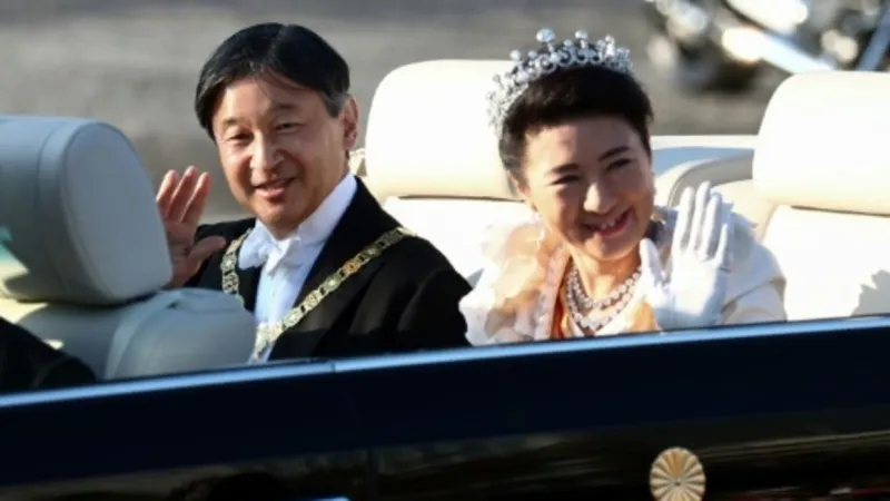 لحظات تاريخية.. إمبراطور اليابان وزوجته يجوبان طوكيو بموكب التتويج (فيديو)