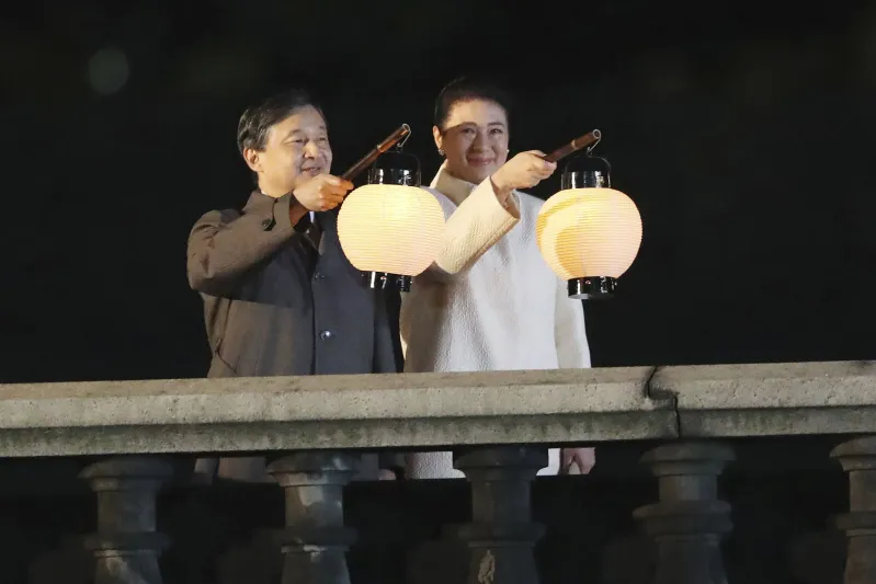 لحظات تاريخية.. إمبراطور اليابان وزوجته يجوبان طوكيو بموكب التتويج (فيديو)