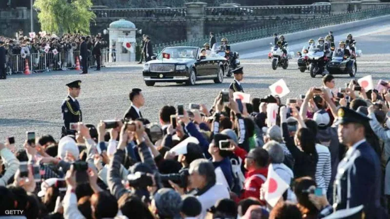 لحظات تاريخية.. إمبراطور اليابان وزوجته يجوبان طوكيو بموكب التتويج (فيديو)