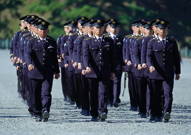 لحظات تاريخية.. إمبراطور اليابان وزوجته يجوبان طوكيو بموكب التتويج (فيديو)