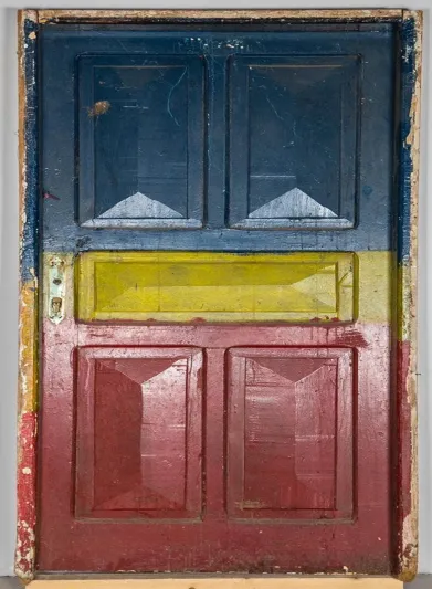 ما سر الأبواب الملونة في الصحراء السعودية ؟