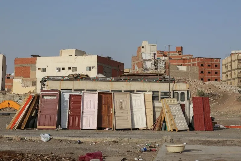 ما سر الأبواب الملونة في الصحراء السعودية ؟