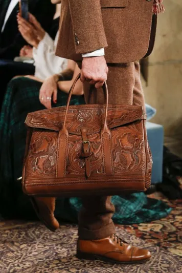 أجمل تصاميم خريف 2019..الحقيبة الرجالية نظرة تاريخية موجزة