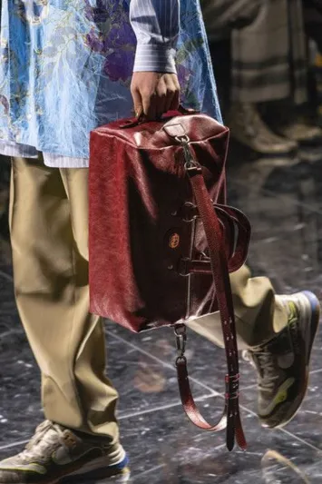 أجمل تصاميم خريف 2019..الحقيبة الرجالية نظرة تاريخية موجزة