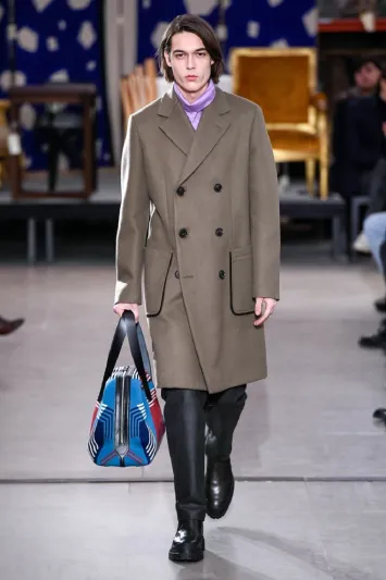 أجمل تصاميم خريف 2019..الحقيبة الرجالية نظرة تاريخية موجزة