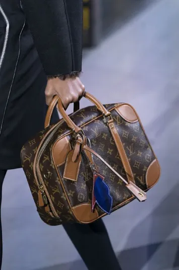 أجمل تصاميم خريف 2019..الحقيبة الرجالية نظرة تاريخية موجزة