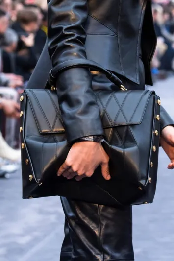 أجمل تصاميم خريف 2019..الحقيبة الرجالية نظرة تاريخية موجزة