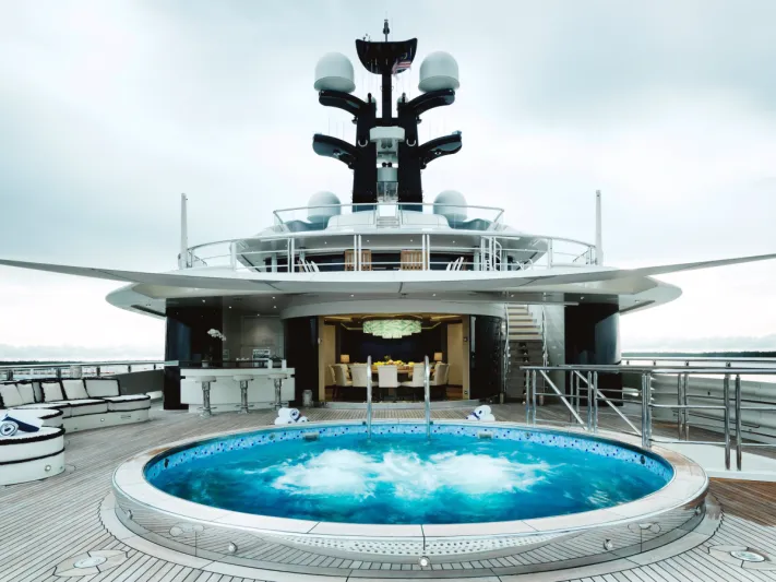 يسعى لشرائه رجال أعمال أغنياء.. كم سعر اليخت «إيكوانيمتي» الفاخر؟