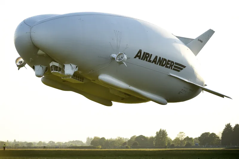 «Airlander 10» أول فندق طائر.. إلى أي منطقة في العالم يتجه؟ وكم تكلفة الرحلة؟