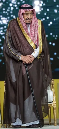 هدية تذكارية لخادم الحرمين في حفل جائزة الملك خالد.. وانتشار واسع لهذه الصورة «فيديو»