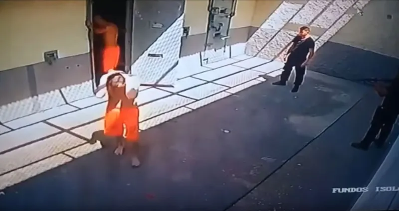 لقطات صادمة لنزلاء يخطفون حارس السجن «فيديو»