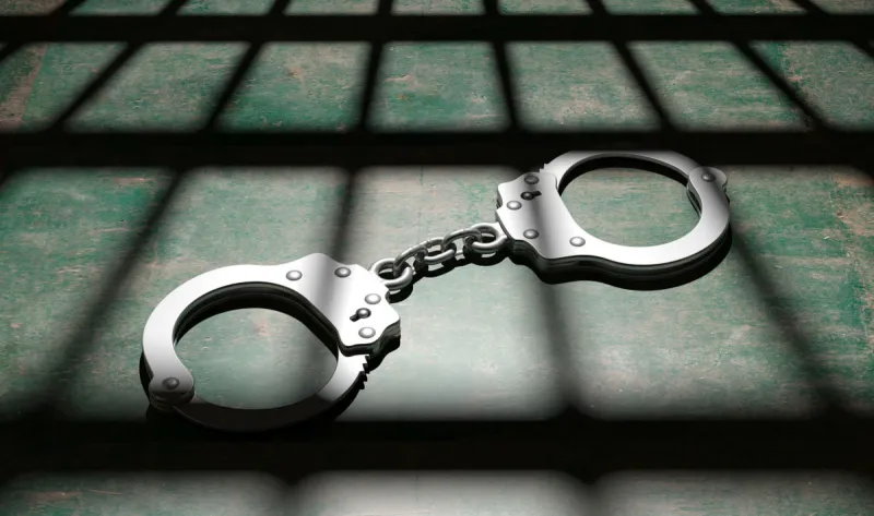 لقطات صادمة لنزلاء يخطفون حارس السجن «فيديو»