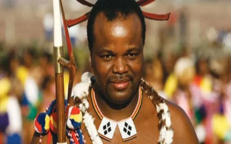 شعبه تحت خط الفقر ويهدي زوجاته أسطولًا من السيارات.. من هو؟ «فيديو»