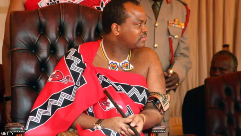 شعبه تحت خط الفقر ويهدي زوجاته أسطولًا من السيارات.. من هو؟ «فيديو»