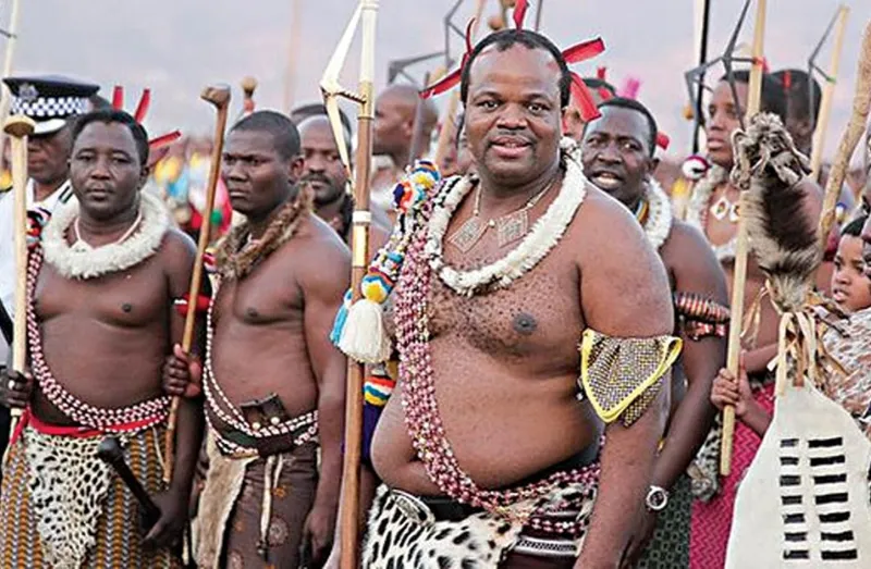 شعبه تحت خط الفقر ويهدي زوجاته أسطولًا من السيارات.. من هو؟ «فيديو»