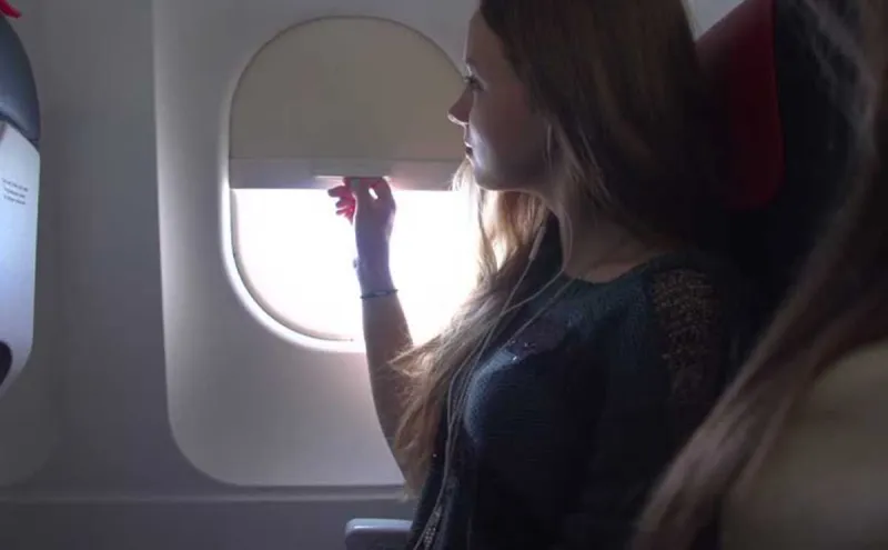 ما سر إجبار الركاب على فتح نوافذ الطائرة عند الإقلاع والهبوط؟