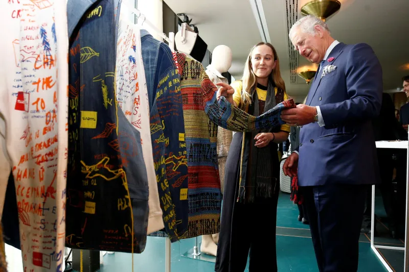 الأمير تشارلز يقتحم عالم الأزياء 