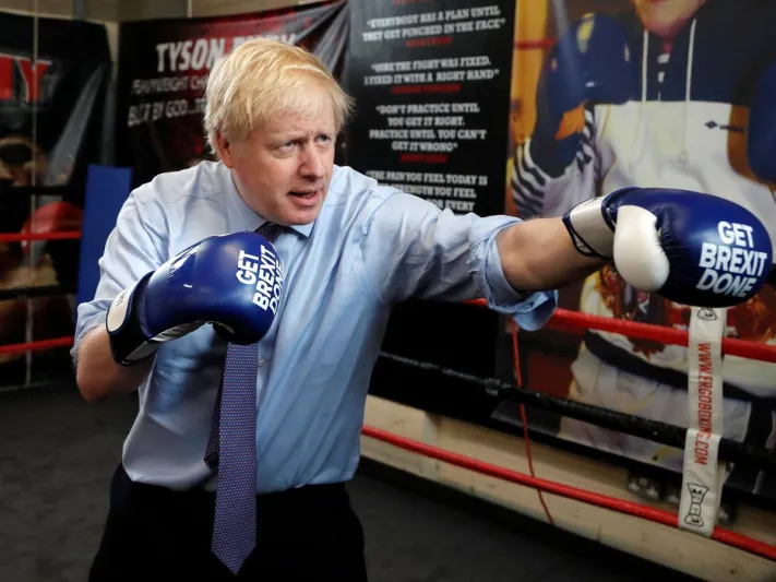 رئيس الوزراء البريطاني داخل حلبة ملاكمة.. ماذا يفعل؟ «فيديو»