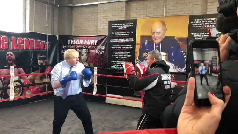 رئيس الوزراء البريطاني داخل حلبة ملاكمة.. ماذا يفعل؟ «فيديو»