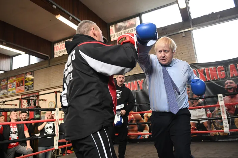 رئيس الوزراء البريطاني داخل حلبة ملاكمة.. ماذا يفعل؟ «فيديو»