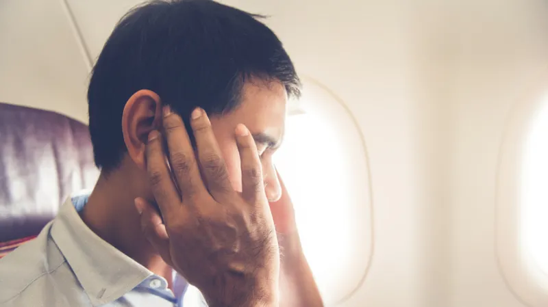 طرق مبتكرة للتخلص من ألم الأذن على متن الطائرة