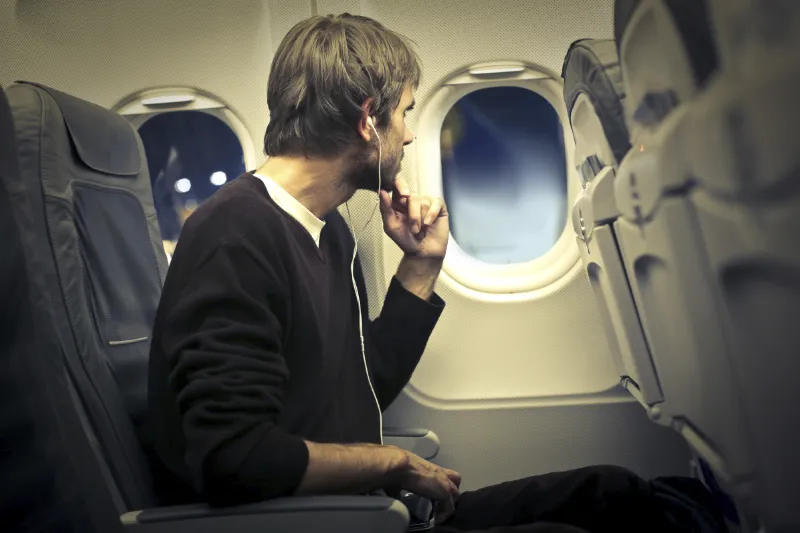 طرق مبتكرة للتخلص من ألم الأذن على متن الطائرة