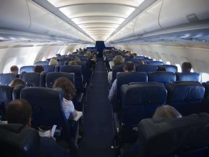 طرق مبتكرة للتخلص من ألم الأذن على متن الطائرة