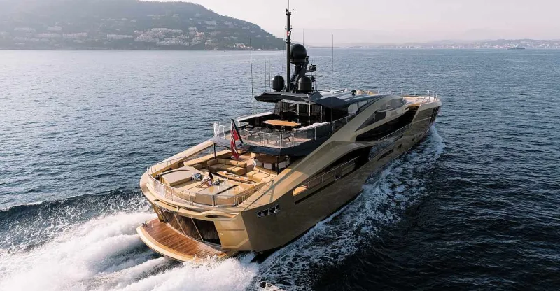 أول يخت في العالم من ألياف الكربون (فيديو)