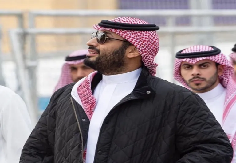 لماذا أثار الحارس الشخصي لولي العهد إعجاب السعوديين؟ (فيديو وصور)